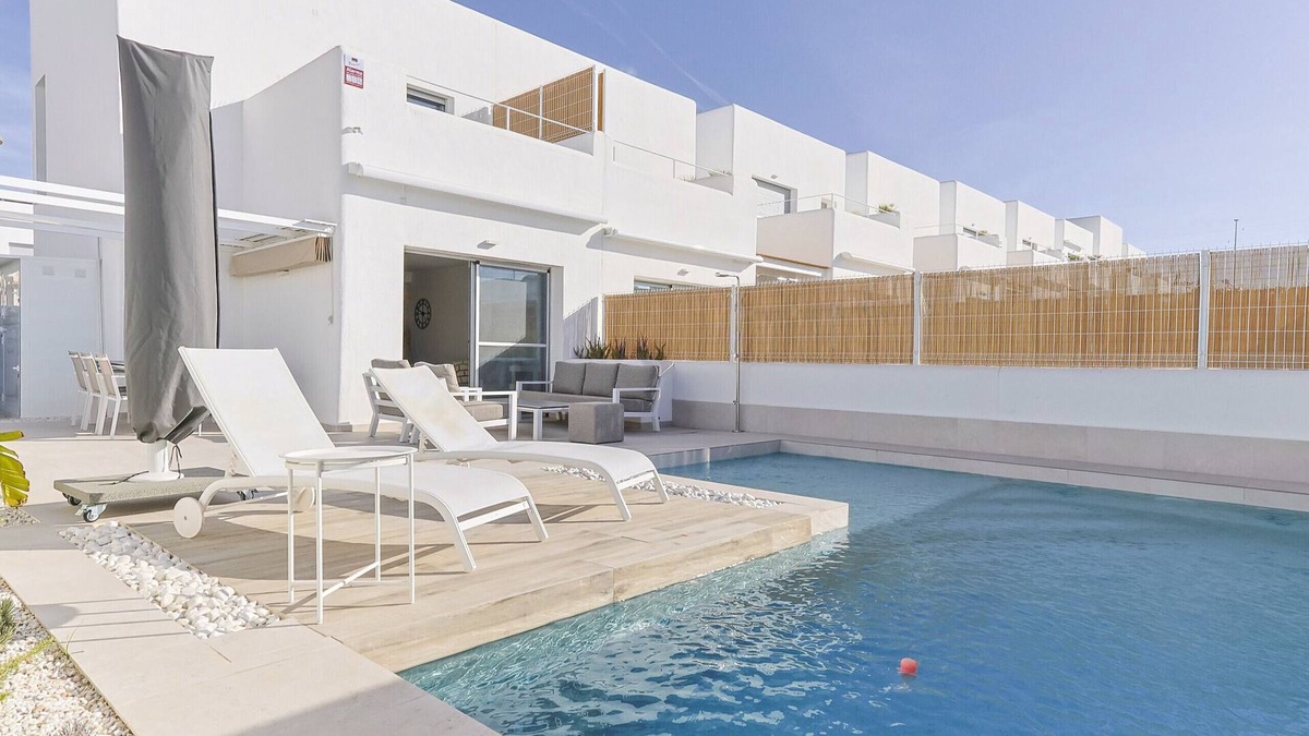 San Fulgencio Ski Chalet | Casa Pinot, a stylish holiday home for 6 people with private pool on the Costa Blanca