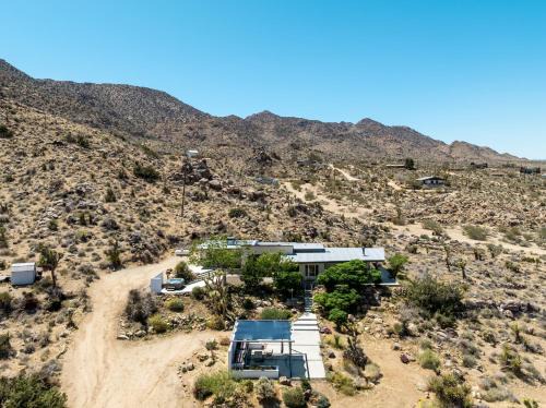 Joshua Tree Highlands House | Casa Rocosa I Midcentury Home on 5 Private Acres Near Park