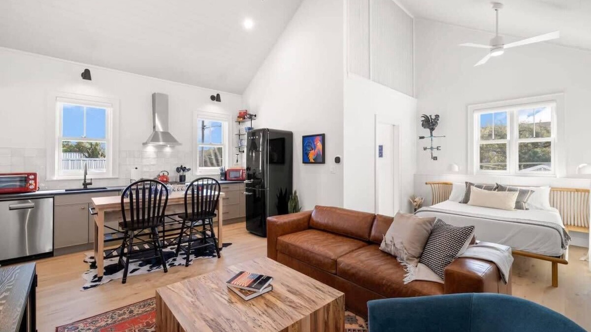 Historic Ybor Apartment | Casa Romeo | Gorgeous Ybor Apt, Steps to 7th Ave