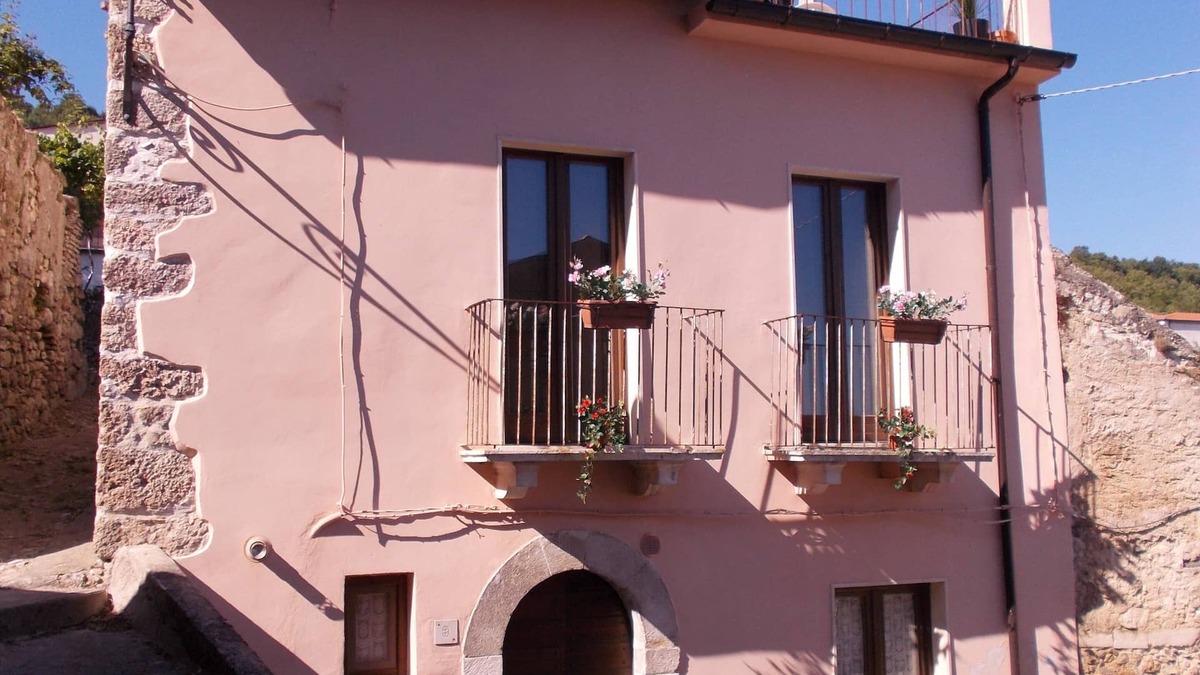 Bugnara Villa | Casa Rosa Detached in middle of Village - Roof Terrace, Garden, WiFi