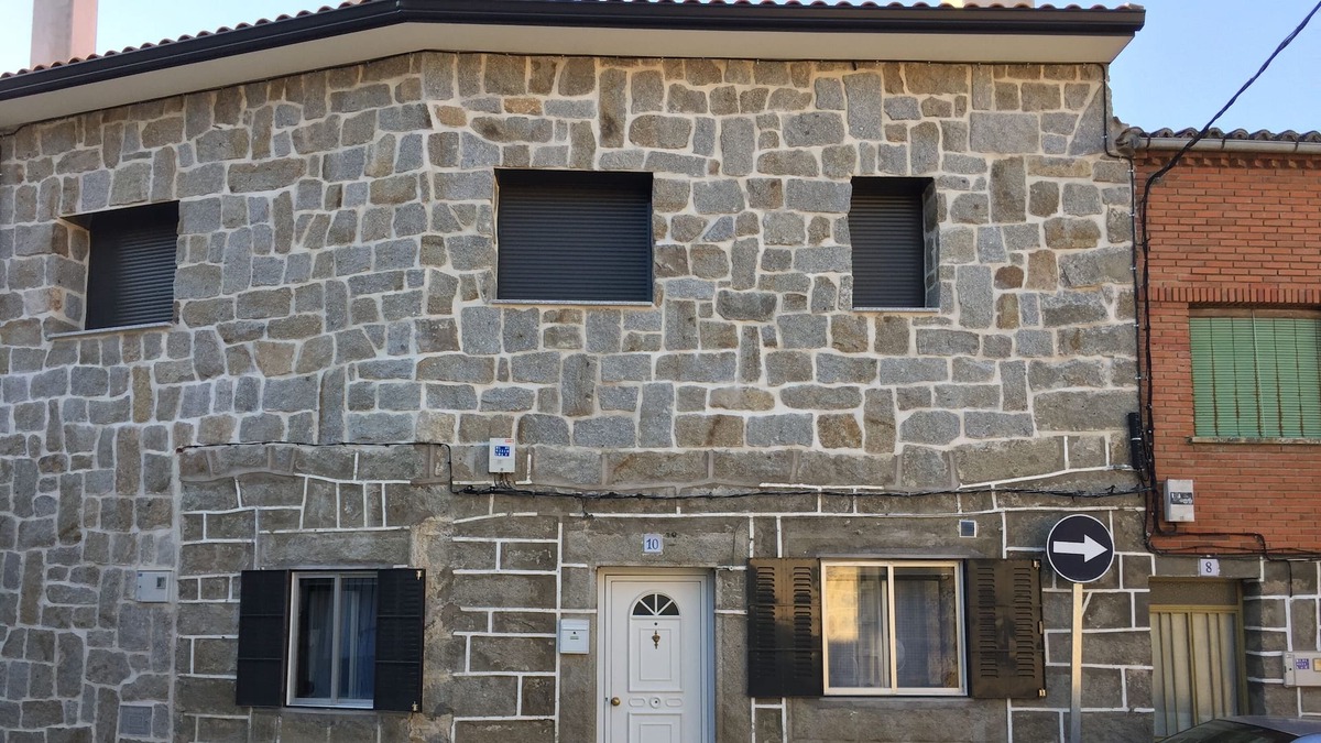 Burgohondo House | Casa Rural, old stone house