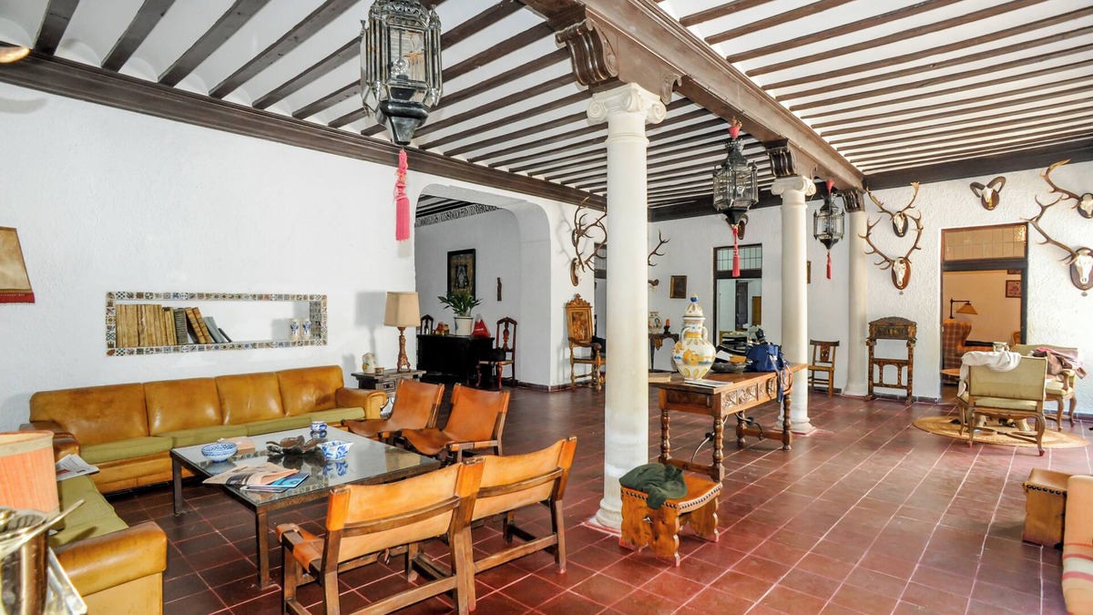 Torrejon de Velasco House | Casa Serenna, Majestuosa Casa del Siglo XVII: Lujo Moderno, Jardín Encantador y Piscina Privada. Ma