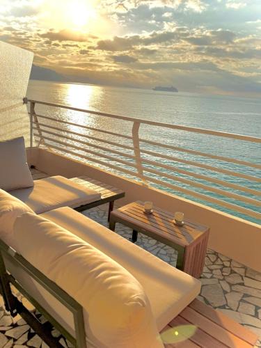 Menton Apartment | Casa Sud Menton Appartement front de mer à Menton terrasse, rénové et moderne, cuisine équipée, climatisé, WiFi et Netflix
