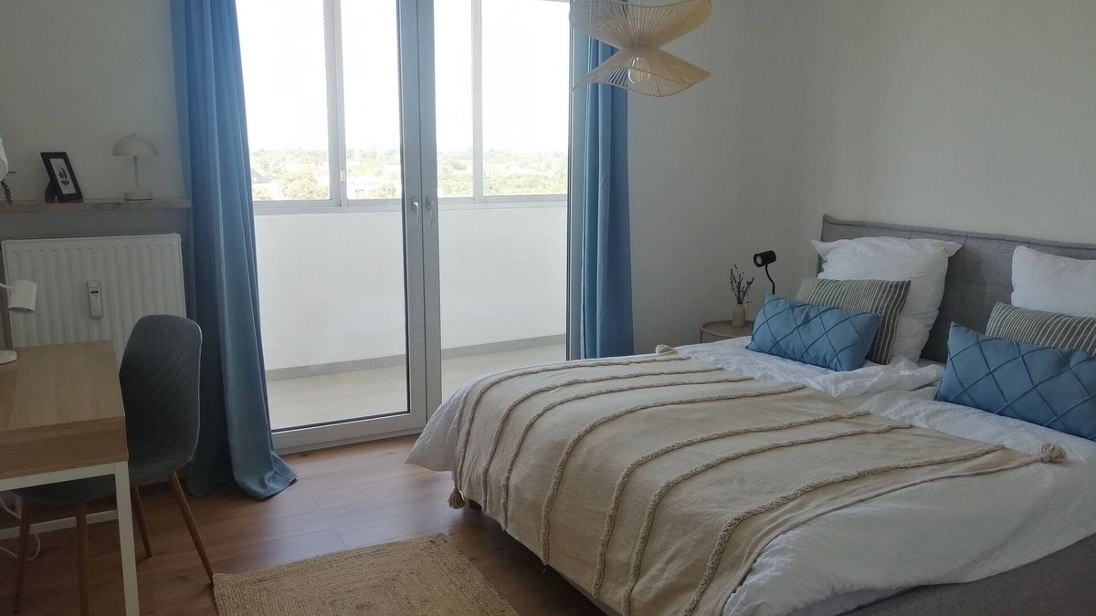 Oberhausen-Sud Apartment | Casa Sunset, close to the city, top view, 1 min to streetcar and bus