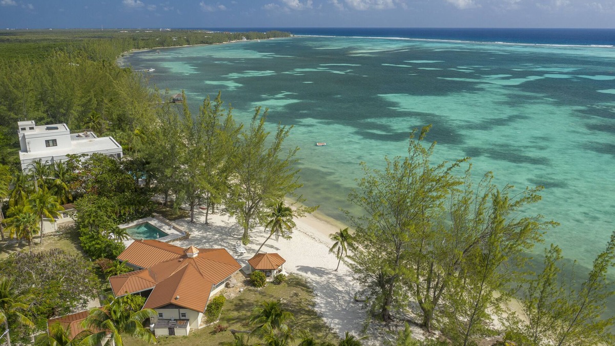 Breakers Villa | Casa Tortuga - private beachfront villa with pool - Call Cayman Villas!