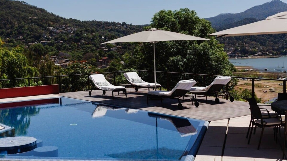 Centro House | Casa Tres Árboles: With a view of Valle Lake