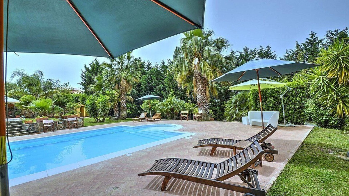 Alani House | Casa Turchino C: A welcoming apartment that is part of a villa situated in a quiet location, surrounded by a wonderful garden, with Free WI-FI.