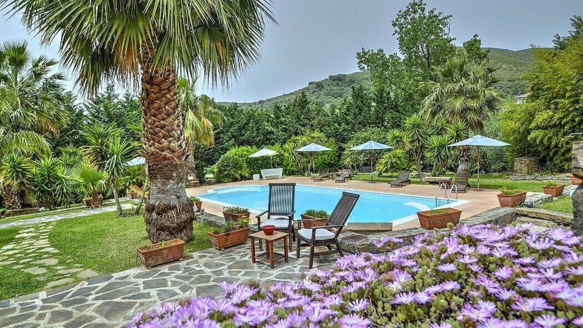 Alani House | Casa Turchino D: A welcoming apartment that is part of a villa situated in a quiet location, surrounded by a wonderful garden, with Free WI-FI.