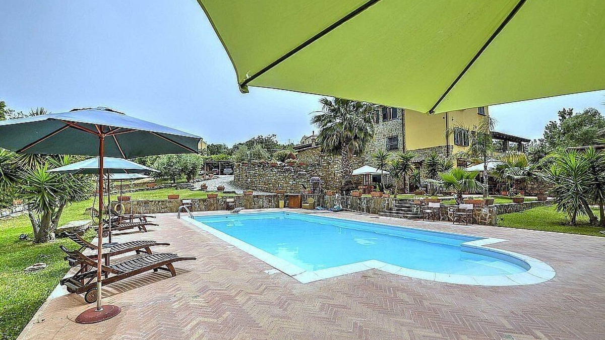 Alani House | Casa Turchino F: A welcoming apartment situated in a quiet location, surrounded by a wonderful garden, with Free WI-FI.