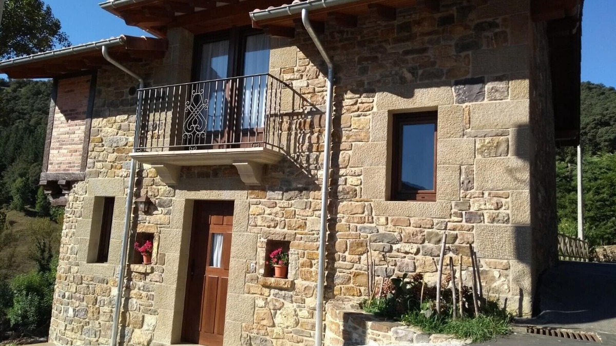 Cabezon de Liebana House | Casa Ubriezo, shared pool, 4 bedrooms, Wi-Fi , private patio, garden and BBQ.