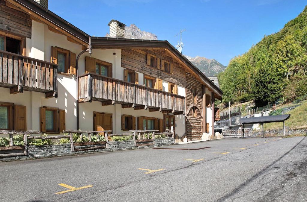 Chiesa in Valmalenco Apartment | Casa Vacanza La Rocca Bilocale
