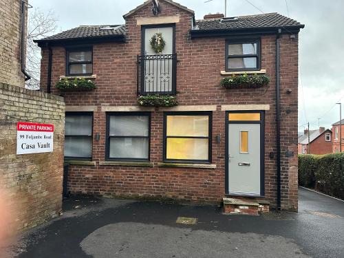 Chesterfield House | Casa Vault