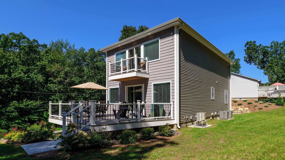 Montville House | Casa Verde 2 | Luxe Lakeside Escape with Kayaks