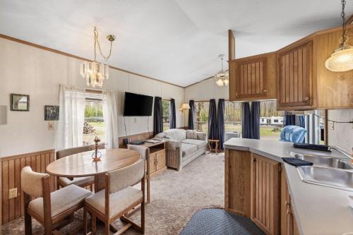 Russell House | Casa Villa Park