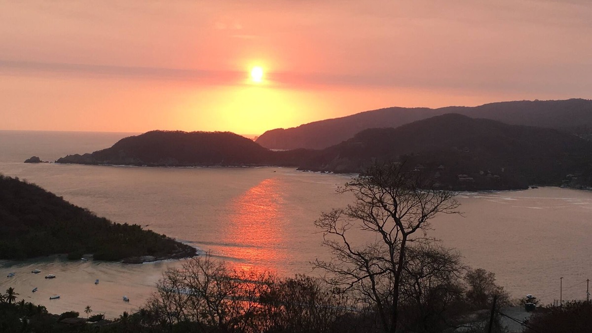 Cerro del Vigia Condo | Casa Westie - Picturesque Pacific Ocean & Zihuatanejo Bay views. Pet Friendly!