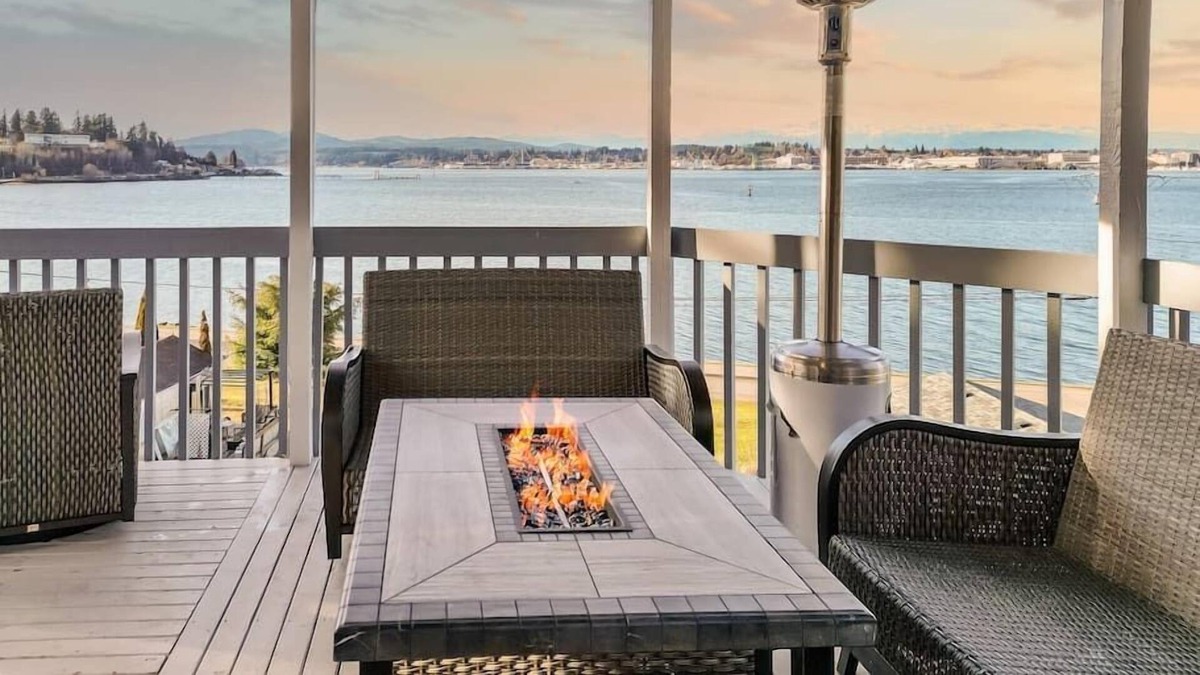 Retsil House | Casanora Views - Beachfront Home