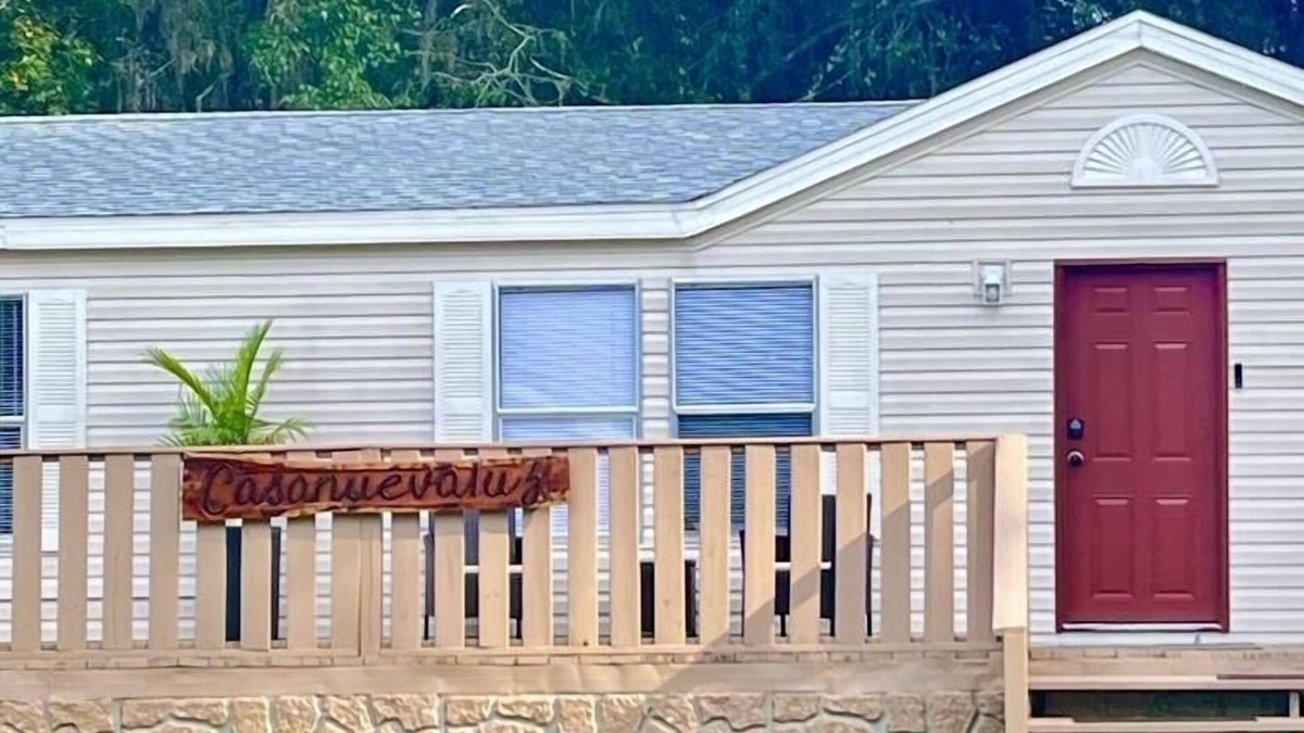 Fellowship House | Casanuevaluz 7 minutes from WEC and the Rainbow Springs !