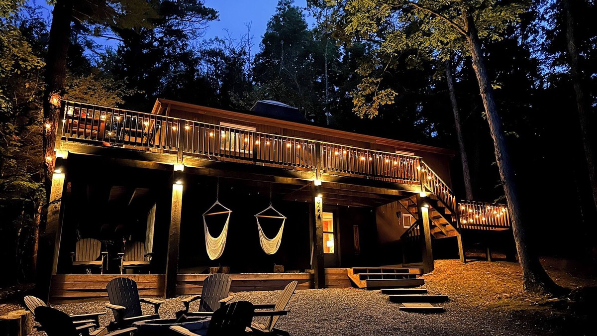 Mount Jackson Cabin | CasaSOL! Unique, Trendy & Stylish Cabana w/Fireplace, Skylight & Deck at Bryce