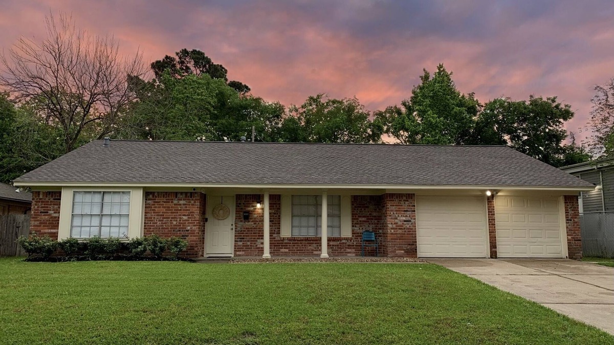 Baytown House | CasaVine@Baytown, E. Houston Getaway!