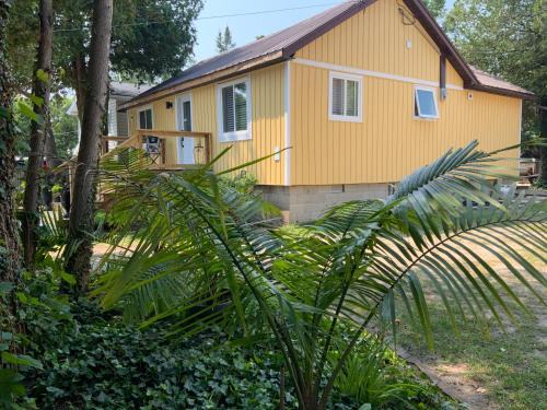 Sauble Beach House | CasaVon Cottages Cottage A