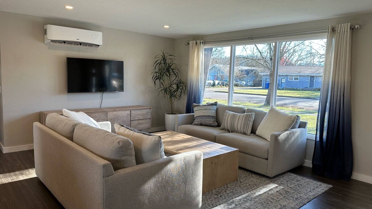 Southeast Eugene House | Cascade Cottage: Comfy & Cozy, family friendly, close to dining, parks, wineries