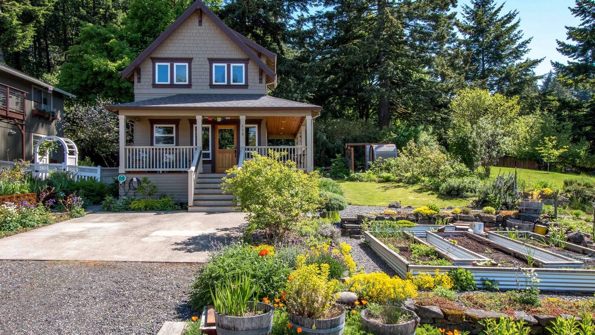 Cascade Locks Cottage | Cascade Locks Downtown Cottage, Sauna, Walk to Downtown, Dry Creek Trailhead