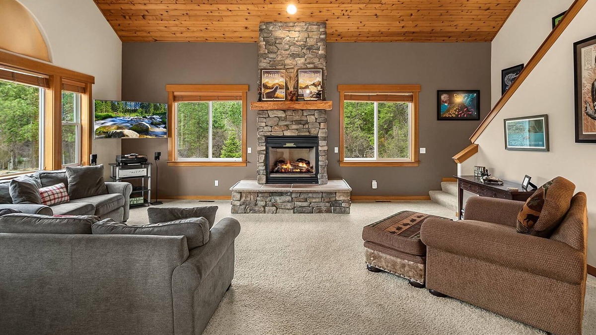 Ronald House | Cascade Pines - Private Hot Tub | WiFi | Summer Pool!