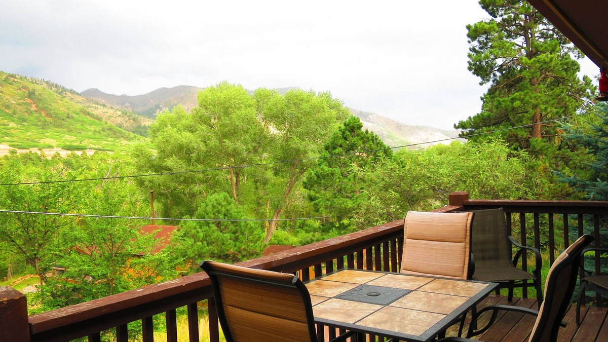 Manitou Springs House | CASCADE RETREAT IN MOUNTAIN SETTING, NEAR PIKES PEAK, MINUTES TO MANITOU SPRINGS