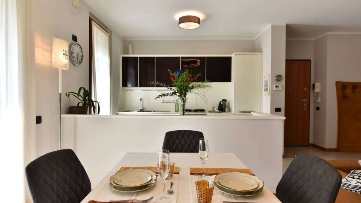 Cernusco sul Naviglio Apartment | CaseOspitali - Masai Mara super bilo con balcone