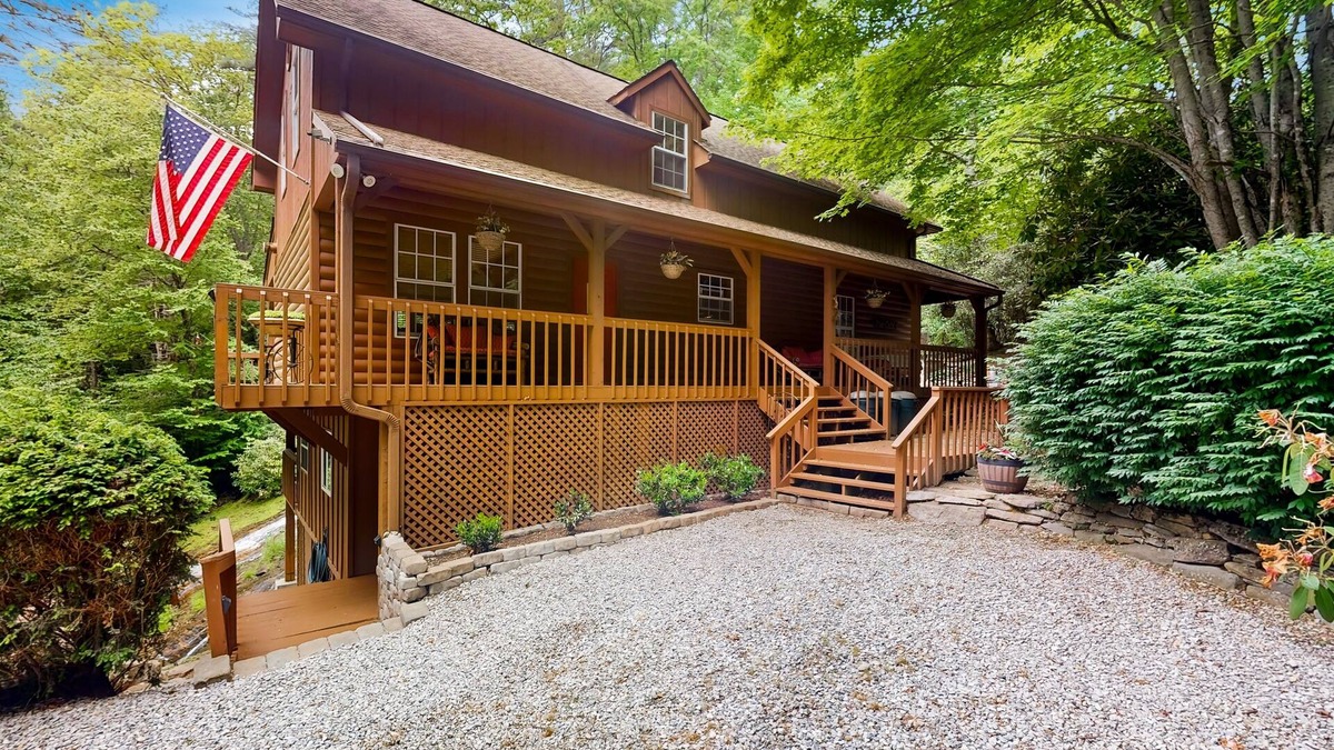 Cullowhee Cabin | Cashiers, Lake Glenville Highlands Retreat Waterfall, Fire Pit, AC, Dog-Friendly