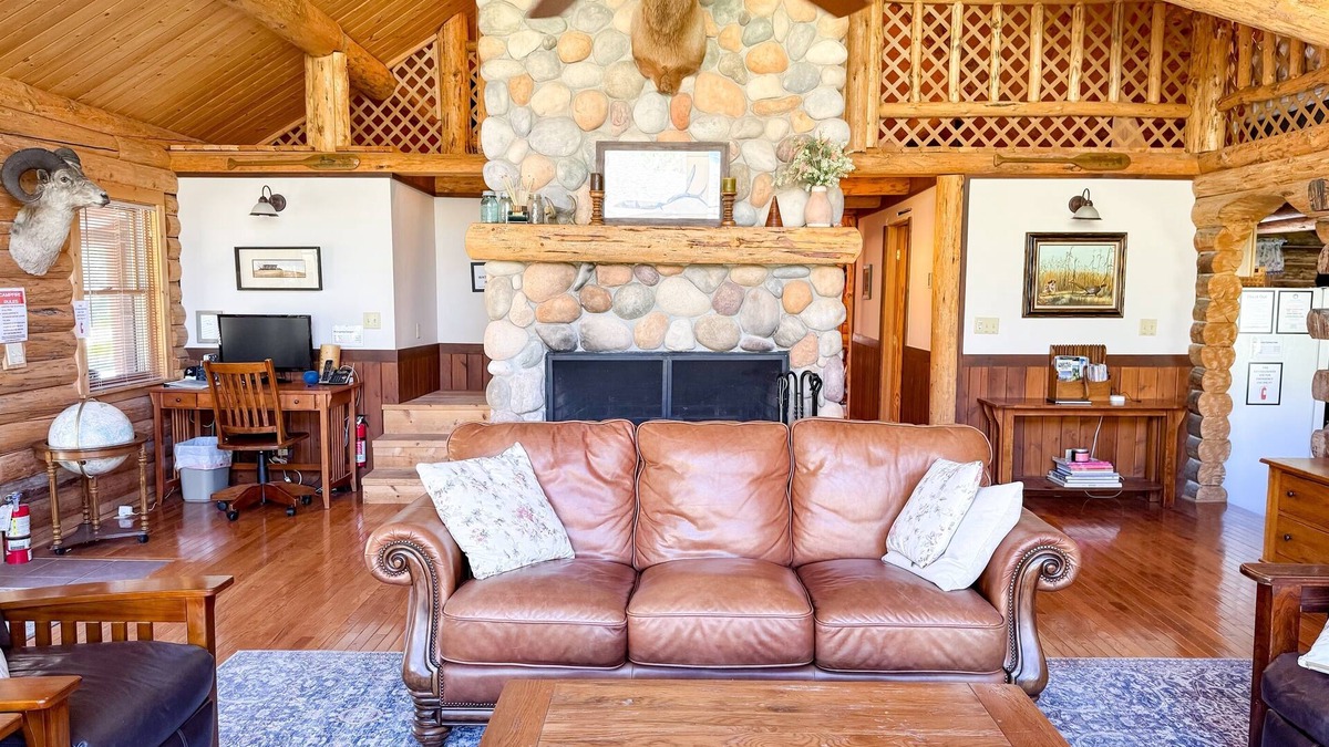 Stanley Cabin | Casino Pines - on the bank of the Salmon River!