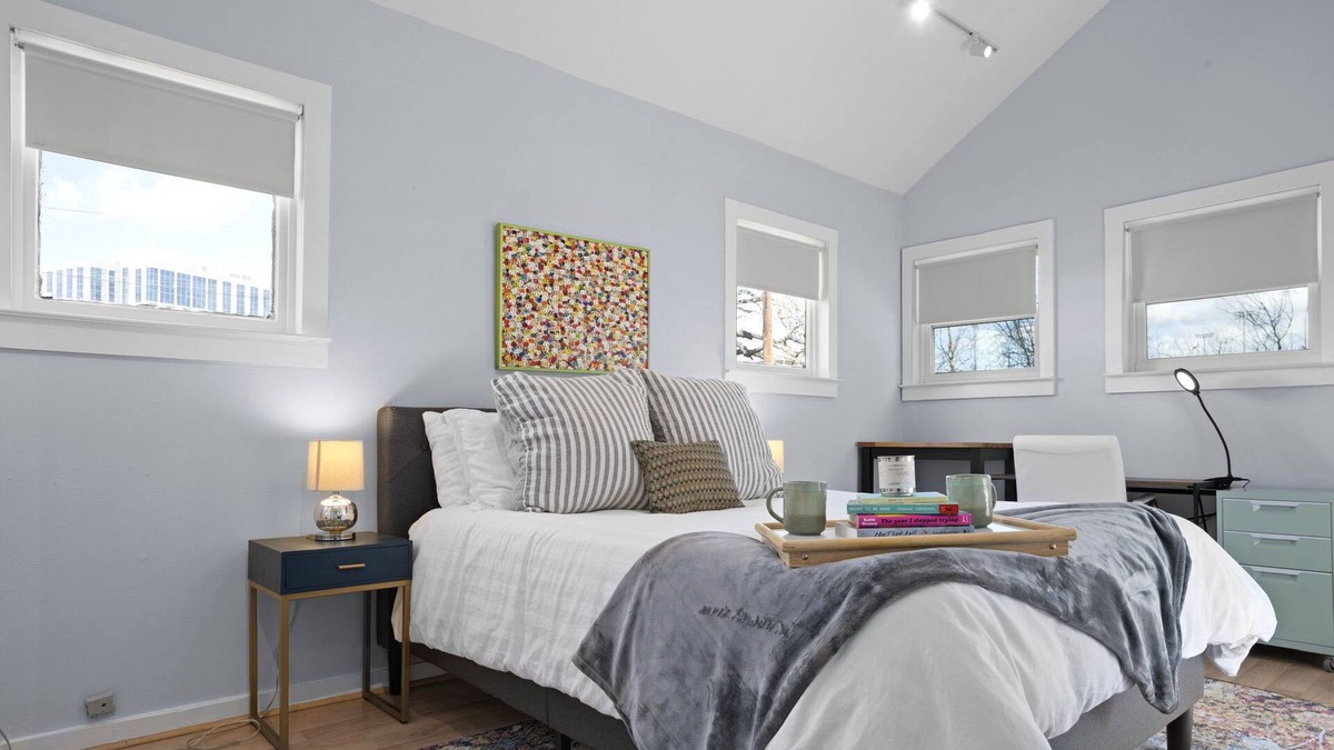 Triangle State Cottage | ♥Casita Avenue B |1 BDRM Guest House|Hyde Park ATX