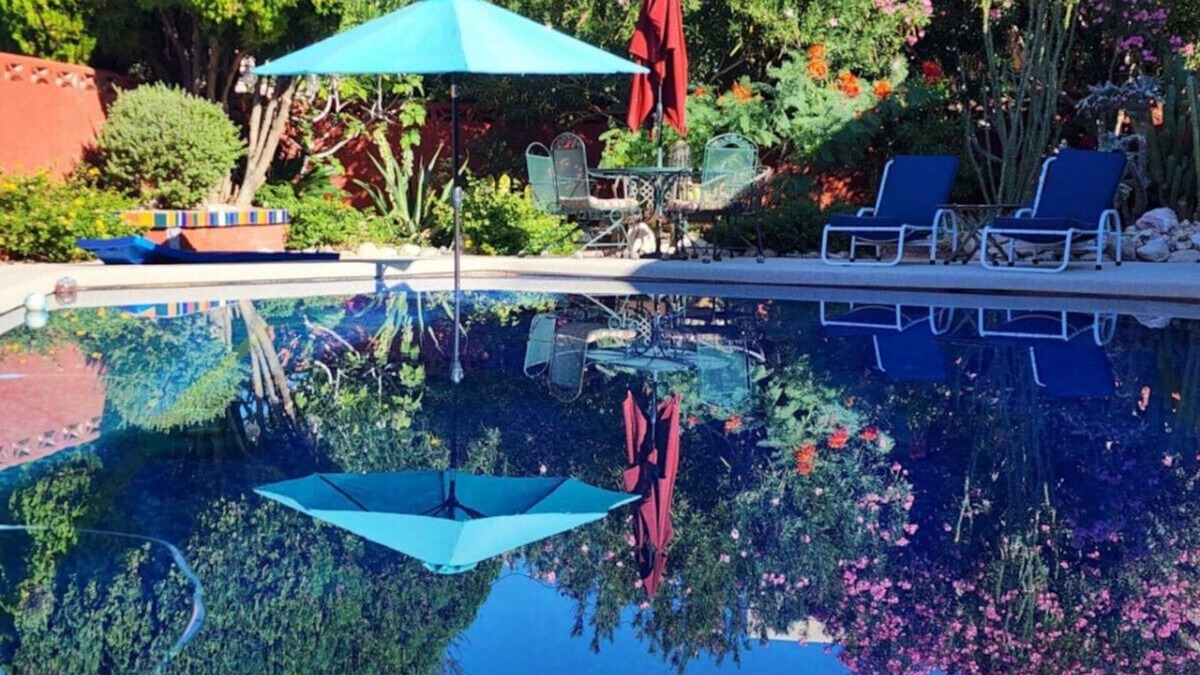 Sunrise Manor House | Casita-cabana & pool NellisAFB Close King&Qu Views