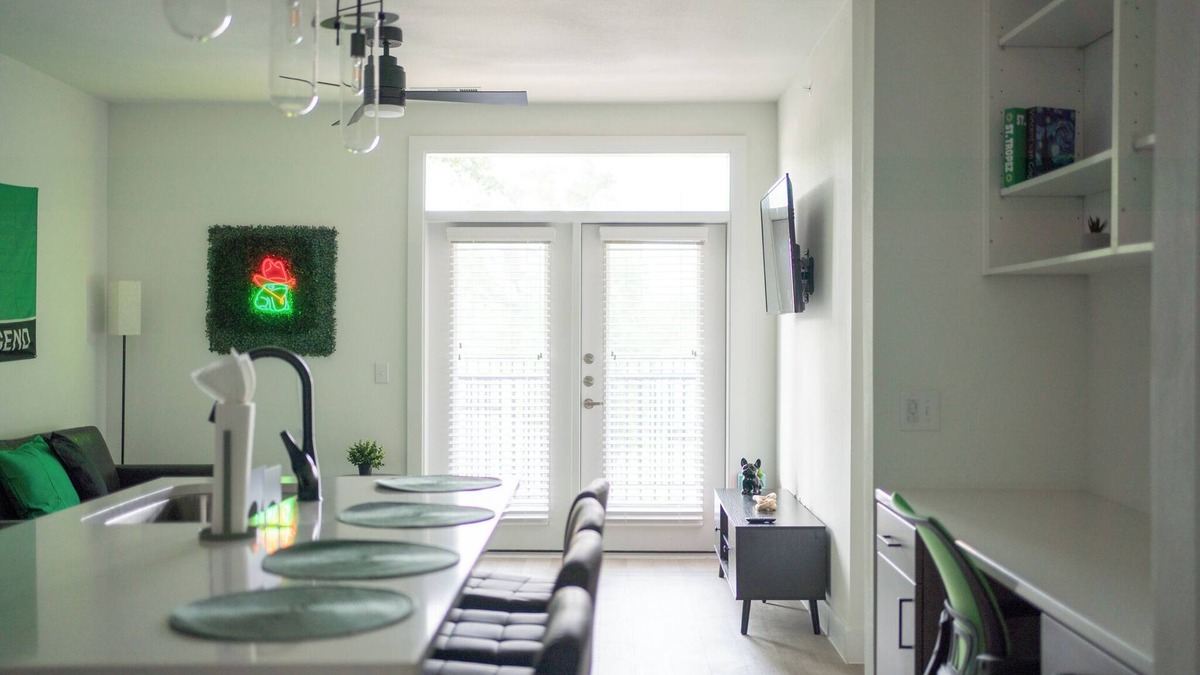 Milwood Apartment | Casita Verde - near Q2 and Domain - King Suite