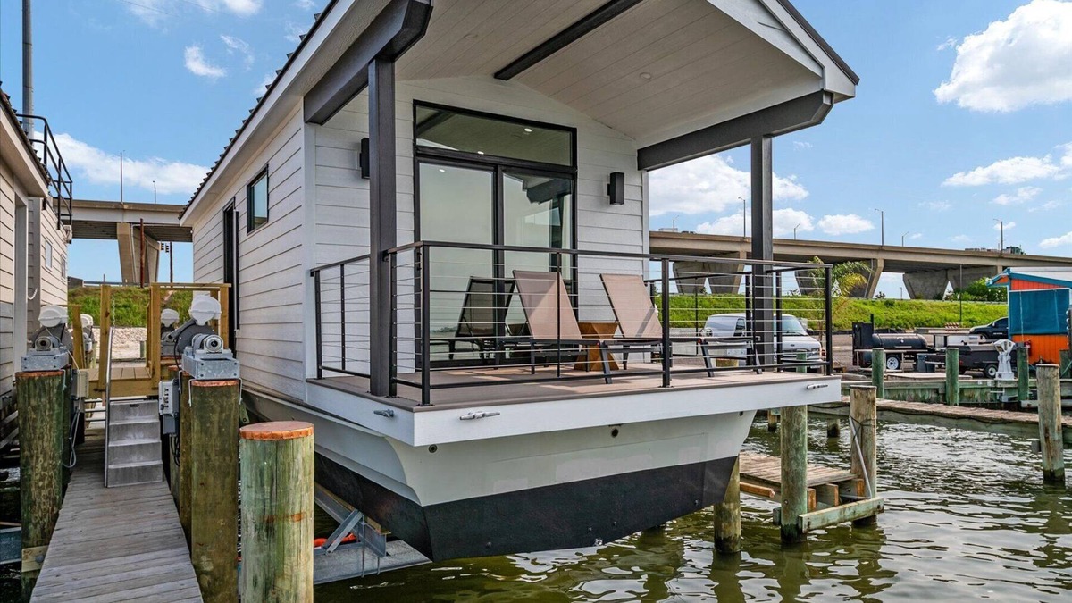 Grasonville Boat Rental | Cass-N-Reel Luxury Houseboat