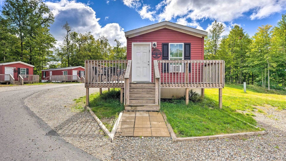 Cassopolis Cabin | Cassopolis Cabin w/Lake & Fishing Access!