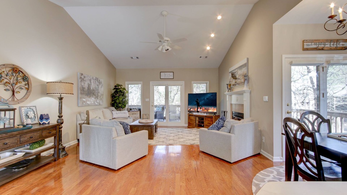 Mount Ida Condo | CastAway Condo/288DVD 2/2 Large, Screened in Porch by LOVR