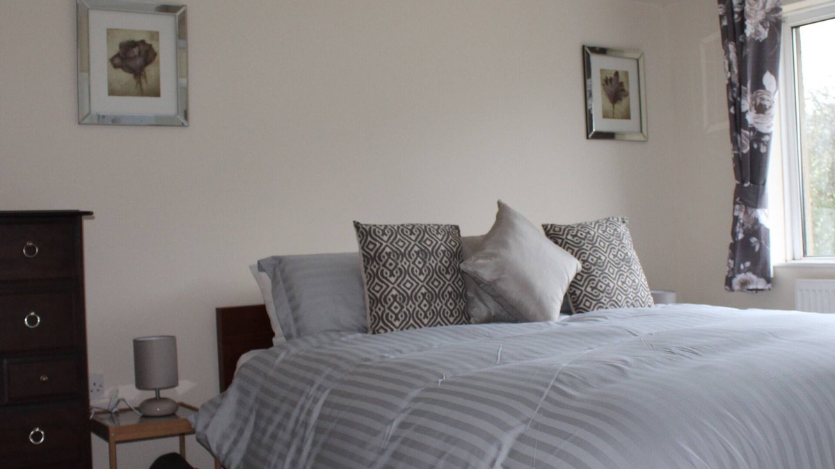 Caerphilly House | Castell Cottages: 3 stars. 400m to Caerphilly Castle 15 mins by train to Cardiff