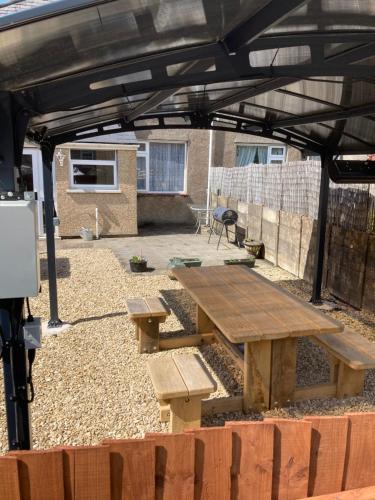 Caerphilly House | Castell Cottages Central with Parking