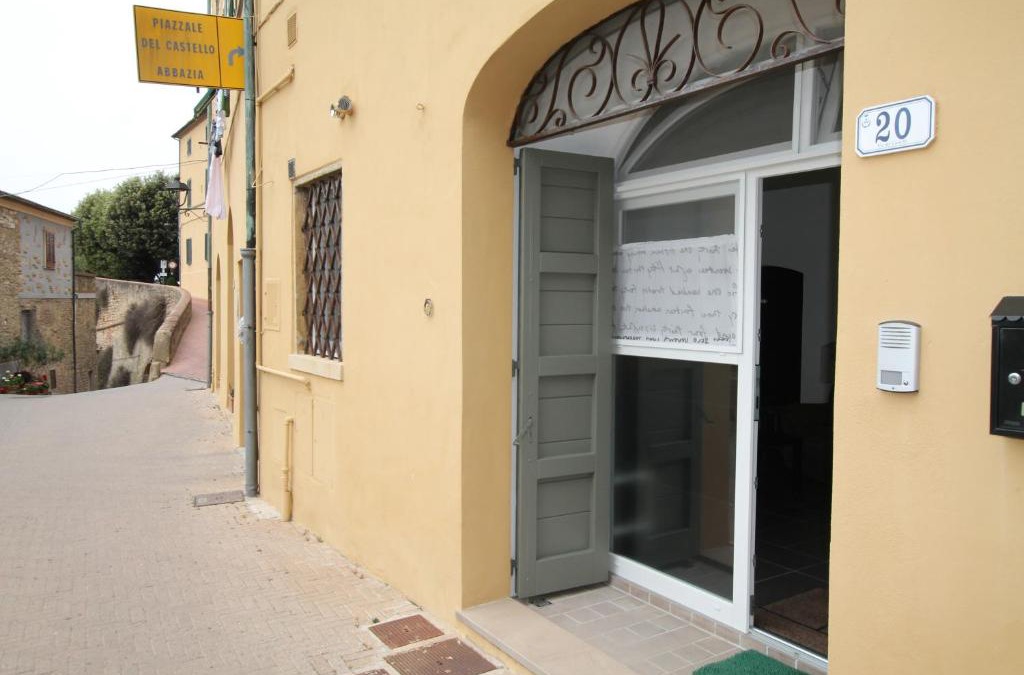 Montescudaio Apartment | Castello 20