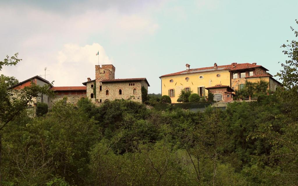 Strambinello Bed & Breakfast | Castello Di Strambinello