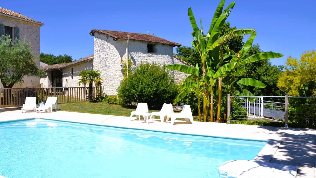 Castelnau-Montratier-Sainte-Alauzie House | Castelneuve is a private home with a luxurious appearance and pool