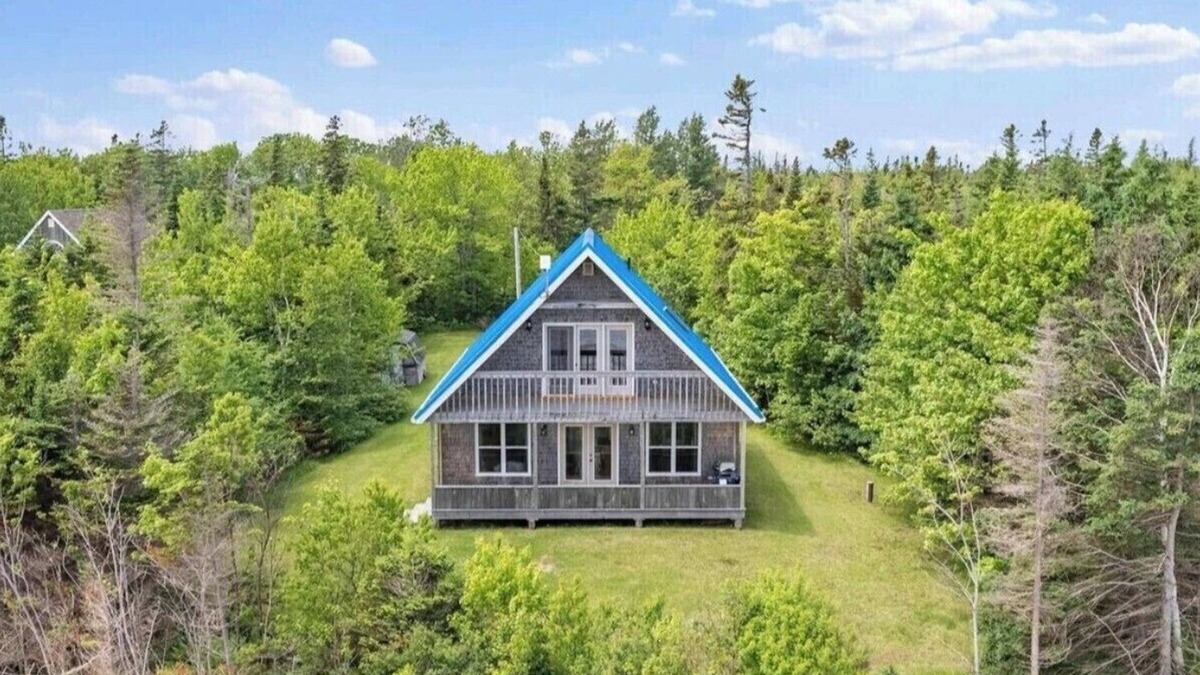 Prince County Cottage | Castle Black A charming ocean view 3-bedroom cottage in Kildare PEI