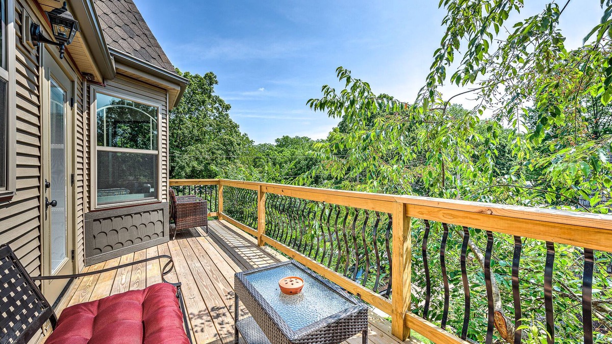 Downtown House | Castle by the Square - 5 minute walk to downtown Bentonville!