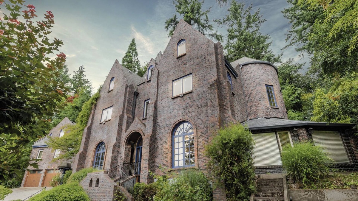 Southwest Hills House | Castle Estate in SW Portland with hot tubs, minutes from downtown Portland.