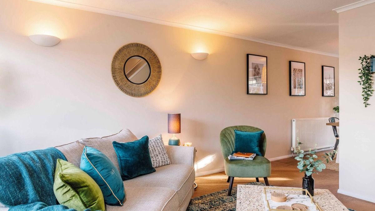 Warwick Town Centre House | Castle Gate - Central Location with Large Living Space