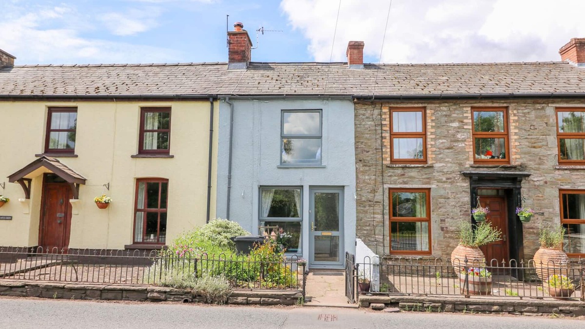 Talgarth Cottage | CASTLE GREEN, pet friendly, character holiday cottage in Talgarth
