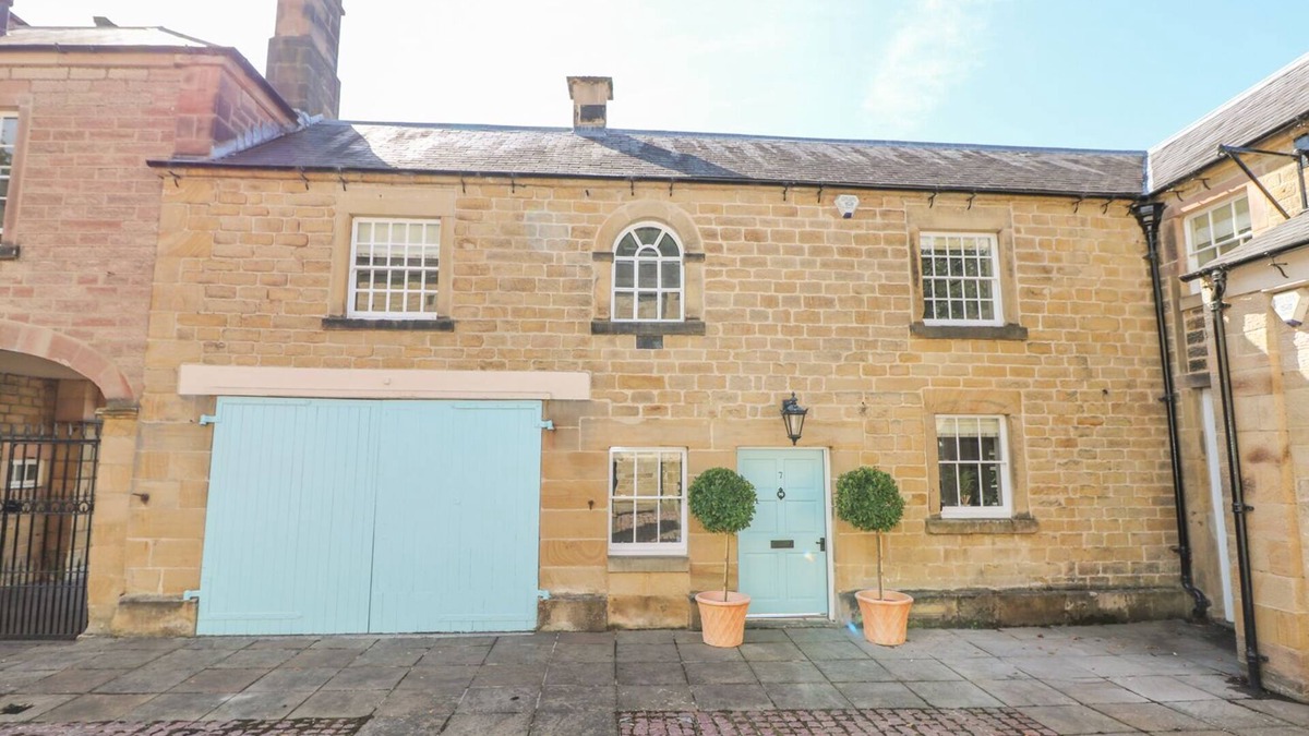 Bakewell Cottage | CASTLE HILL, character holiday cottage, with a garden in Bakewell