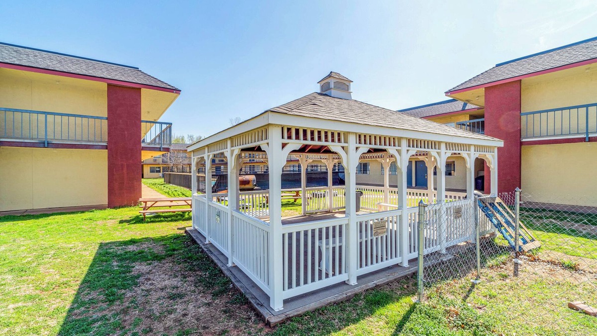 Chickasha Hotel | Castle Inn & Suites By OYO Chickasha