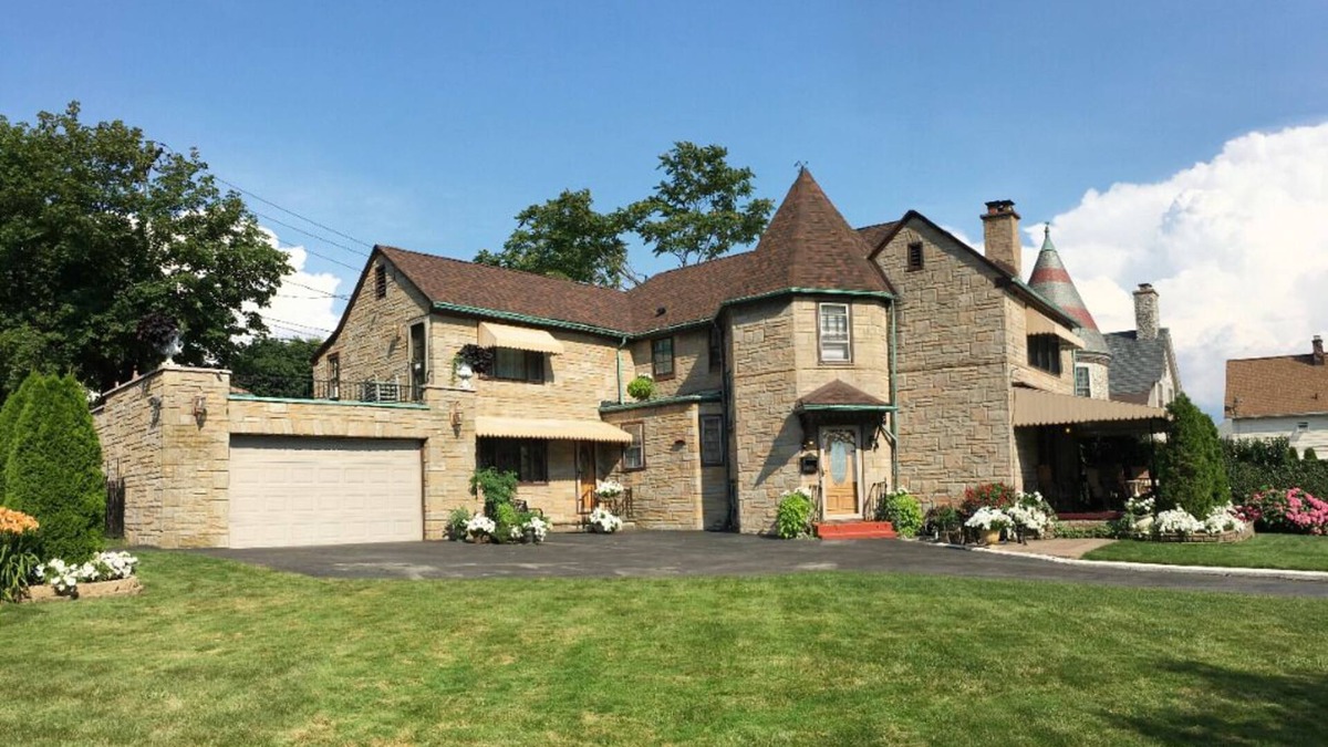 Front Park Apartment | Castle Oasis Buffalo Apt., Licensed & Inspected, Gated & Walled-off.
